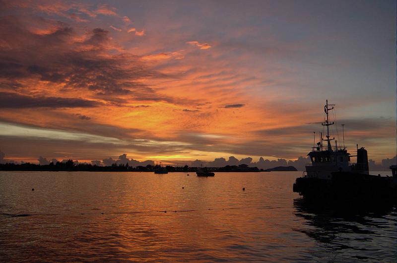 auringonlasku.jpg - Aurinko laskee. Kota Kinabalu, Malesia 2008.